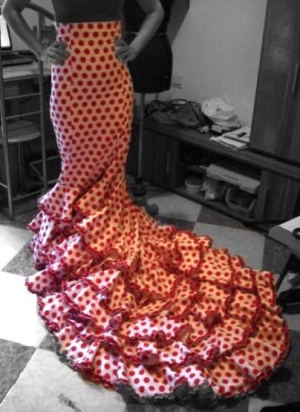 Bata de Cola for Flamenco Dancing – How to Reinforce the Hem